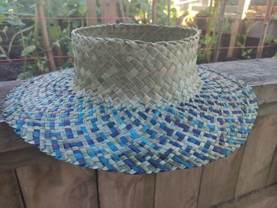 Natural harakeke pōtae with blues in brim