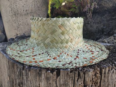 Natural harakeke pōtae with brown &amp; orange in brim