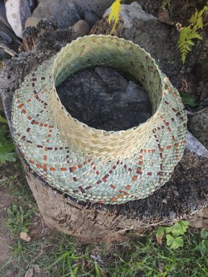 Natural harakeke pōtae with brown & orange in brim