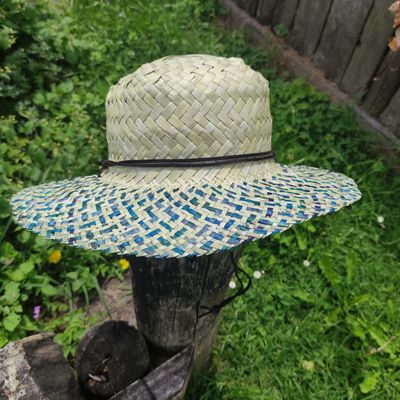 Natural harakeke pōtae with blues in brim