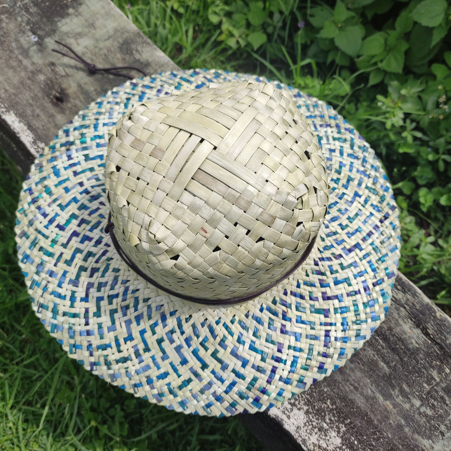 Natural harakeke pōtae with blues in brim