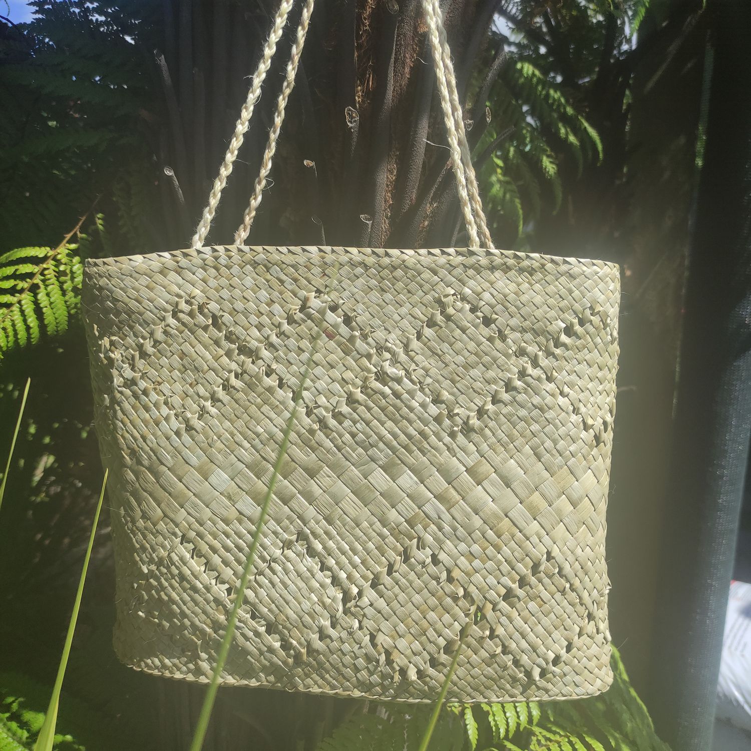 Natural harakeke kete