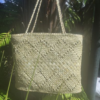 Natural harakeke kete