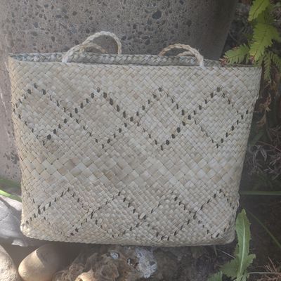 Natural harakeke kete