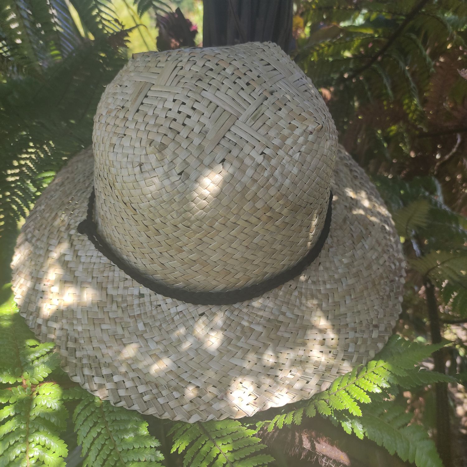 Natural harakeke pōtae with chin strap