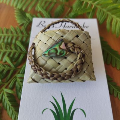 Natural harakeke kete magnet with plaited handle &amp; paua shell