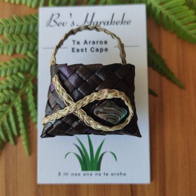 Dark Brown/Purple kete magnet with paua shell
