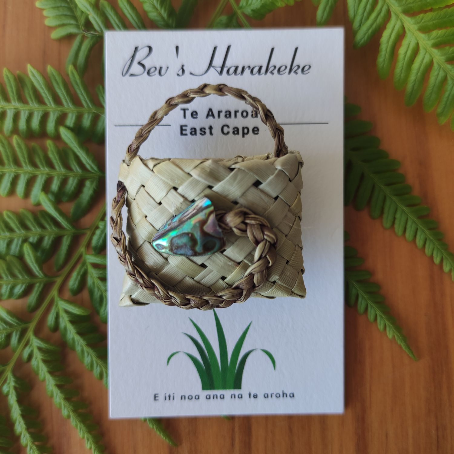 Natural harakeke kete magnet with plaited handle &amp; paua shell