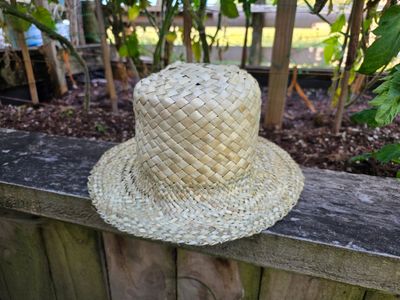 Natural harakeke potae