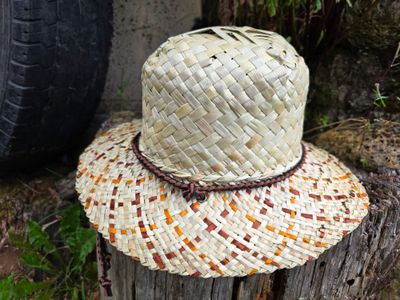 Natural harakeke pōtae with chin strap