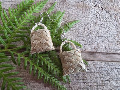 Natural harakeke mini-kete earrings Natural harakeke mini-kete earrings