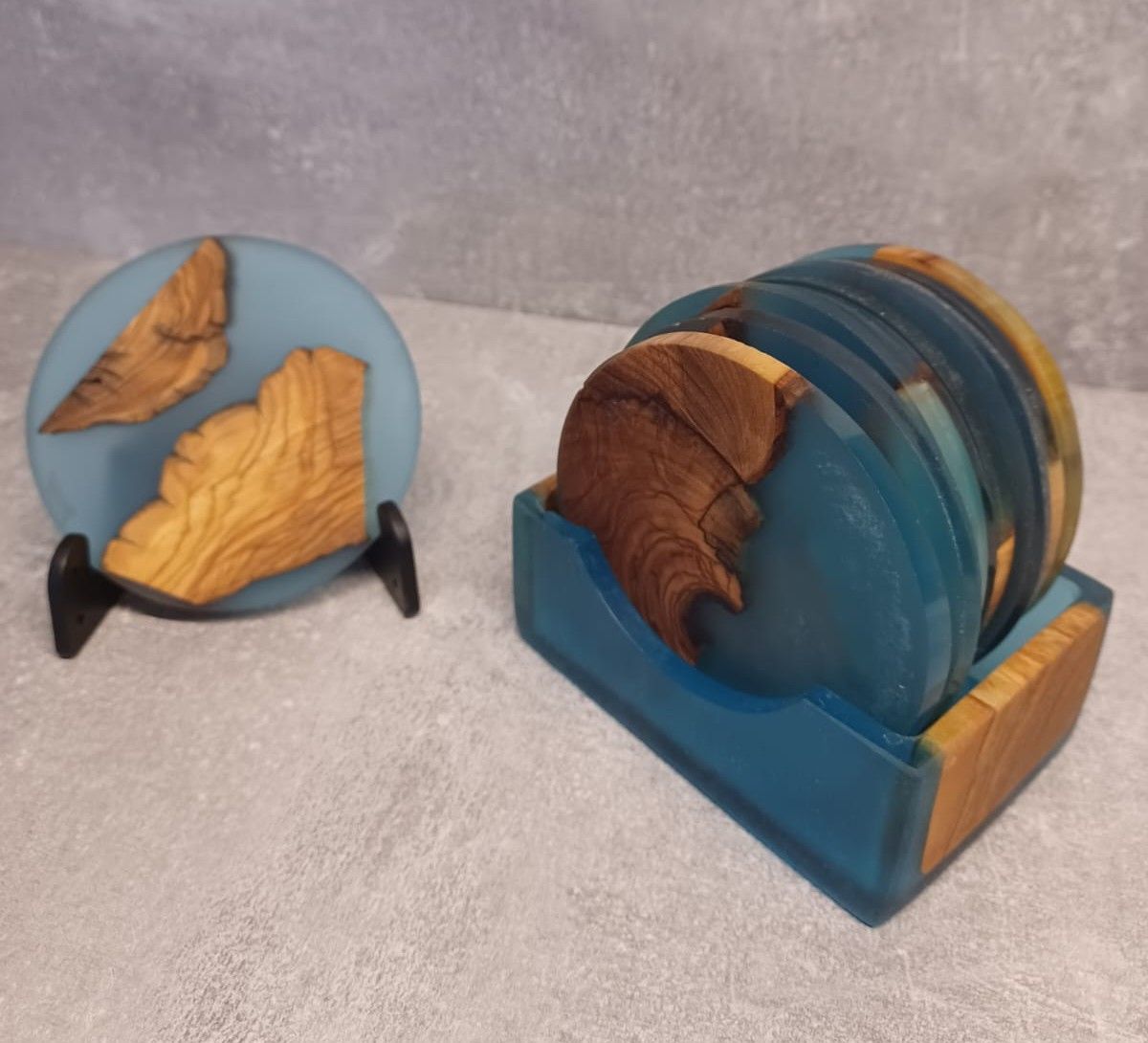 Untersetzer aus Olivenholz mit blauem Epoxidharz