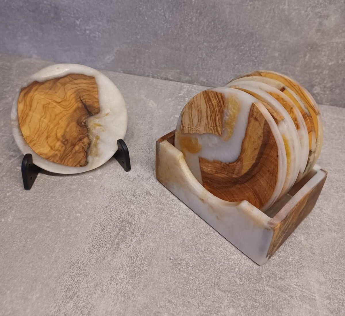 Untersetzer aus Olivenholz mit weissem Epoxidharz