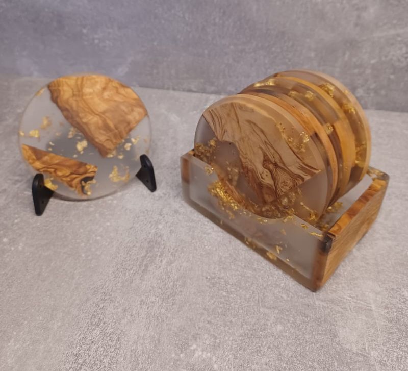 Untersetzer aus Olivenholz mit Epoxidharz und Goldeffekt