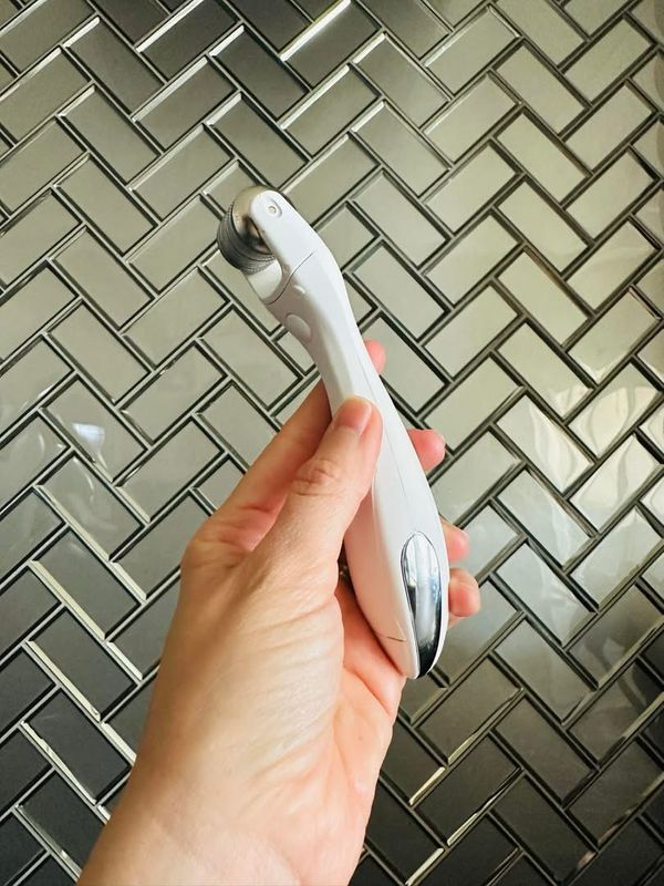 Microneedling Device + Line Corrector