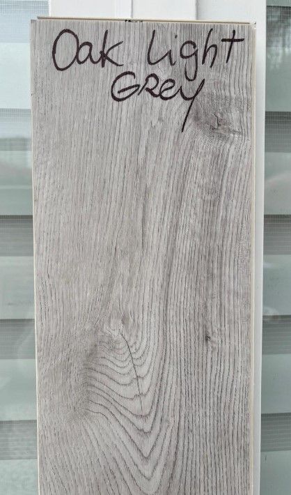 $13.990 M2 SPC OAK LIGHT GREY  5.5 MM 19 CM X  1.22 MT CAJA 2,24 M2