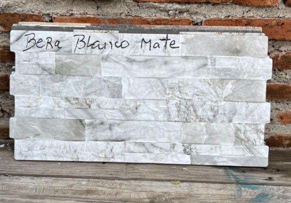 $ 12.990 M2 FACHALETA GRES BERA BLANCO MATE  25X50 CMS  CAJA 1,50 M2