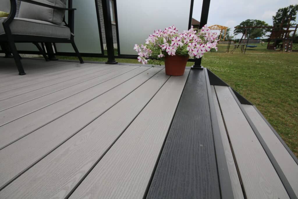 $ 18.990  TIRA DECK GRIS BICOLOR  MIDE 15X290 CM ,   RINDE: 0.435 MT2