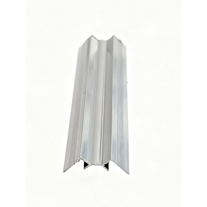 $6.990 TIRA PERFIL ALUM CURVA EXTER PANEL COLOR CROMO LARGO 2.4 MT