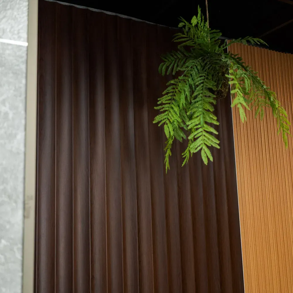 $ 7.990 UNI  ACOUSTIC  PANEL PVC ACANALADO   MIDE: 21.7 CM X 2.9 MT  ESPESOR 14 MM * CAJA 16 UNIDADES *  RINDE 10.0688 M2  MODELO  CAOBA