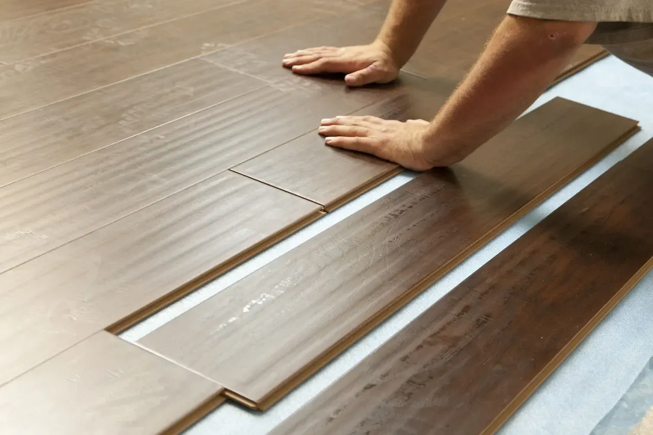 $ 4.990 MT2 SERVICIO INSTALACION PISO CON JUNQUILLO Y SACADO ALFOMBRA