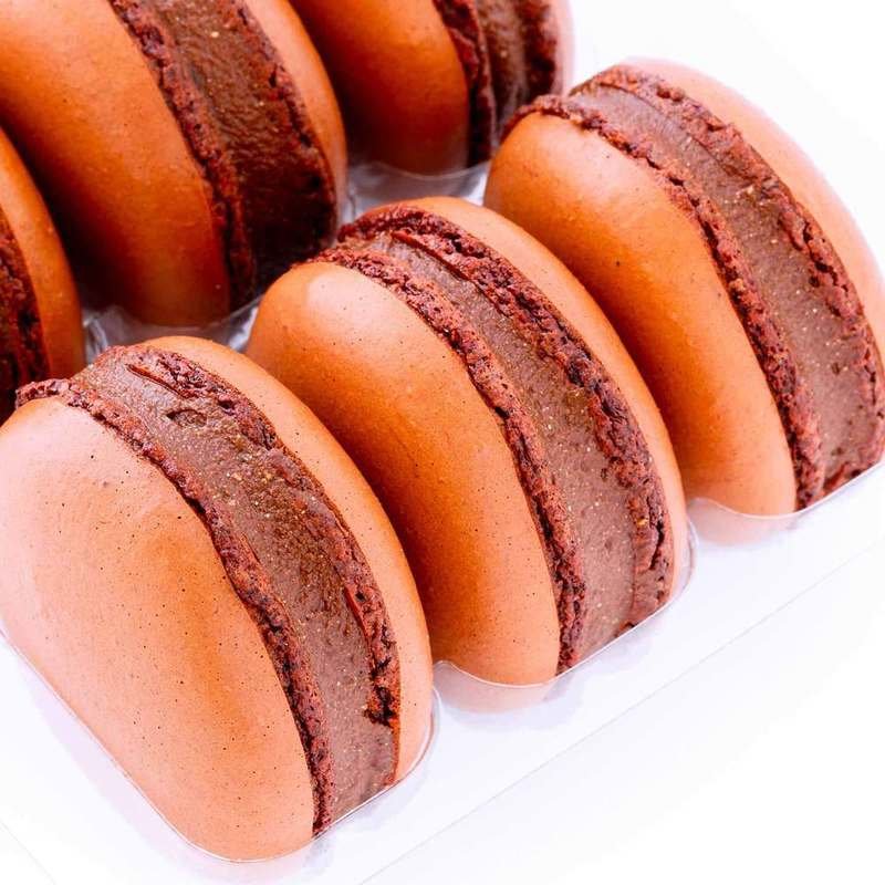 20 Chocolate Macaroons with Dark Chocolate Buttercream