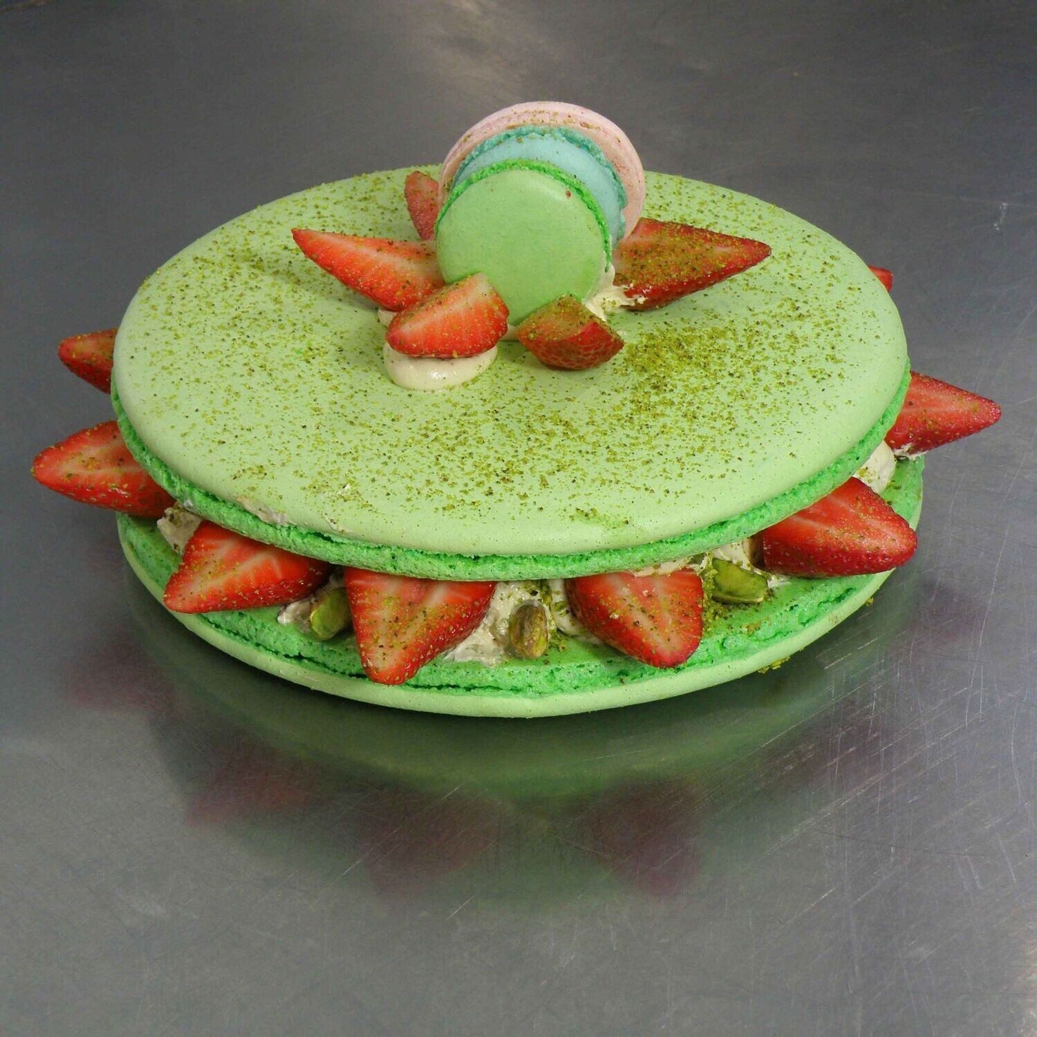 Single Layer Macaroon Cake: up to approximately 4 - 6 portions Single Layer Macaroon Cake: up to approximately 4 - 6 portions