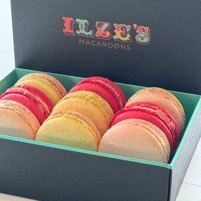 Valentine's Day Special Gift Box of 9 Mixed Flavour Macaroons)