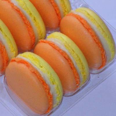 9 Mandarine Macaroons with Real Mandarine Buttercream