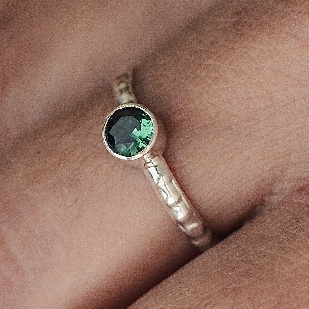 Women&#39;s .925 Sterling Silver Emerald Green CZ Stone Ring