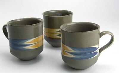 Feather patterned mugs in grey