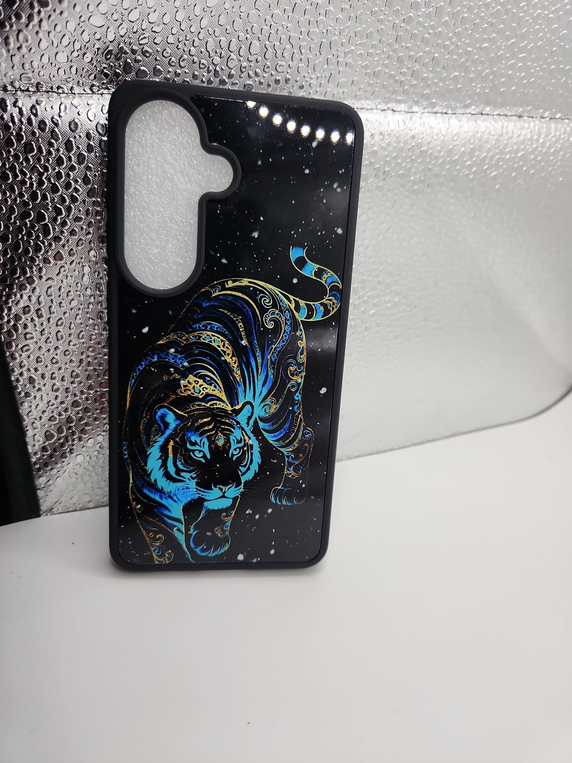 Samsung Galaxy S26 Blue &amp; Gold Tiger  – Black Protective Case