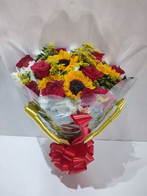 Buquê Especial de Rosas e Girassóis