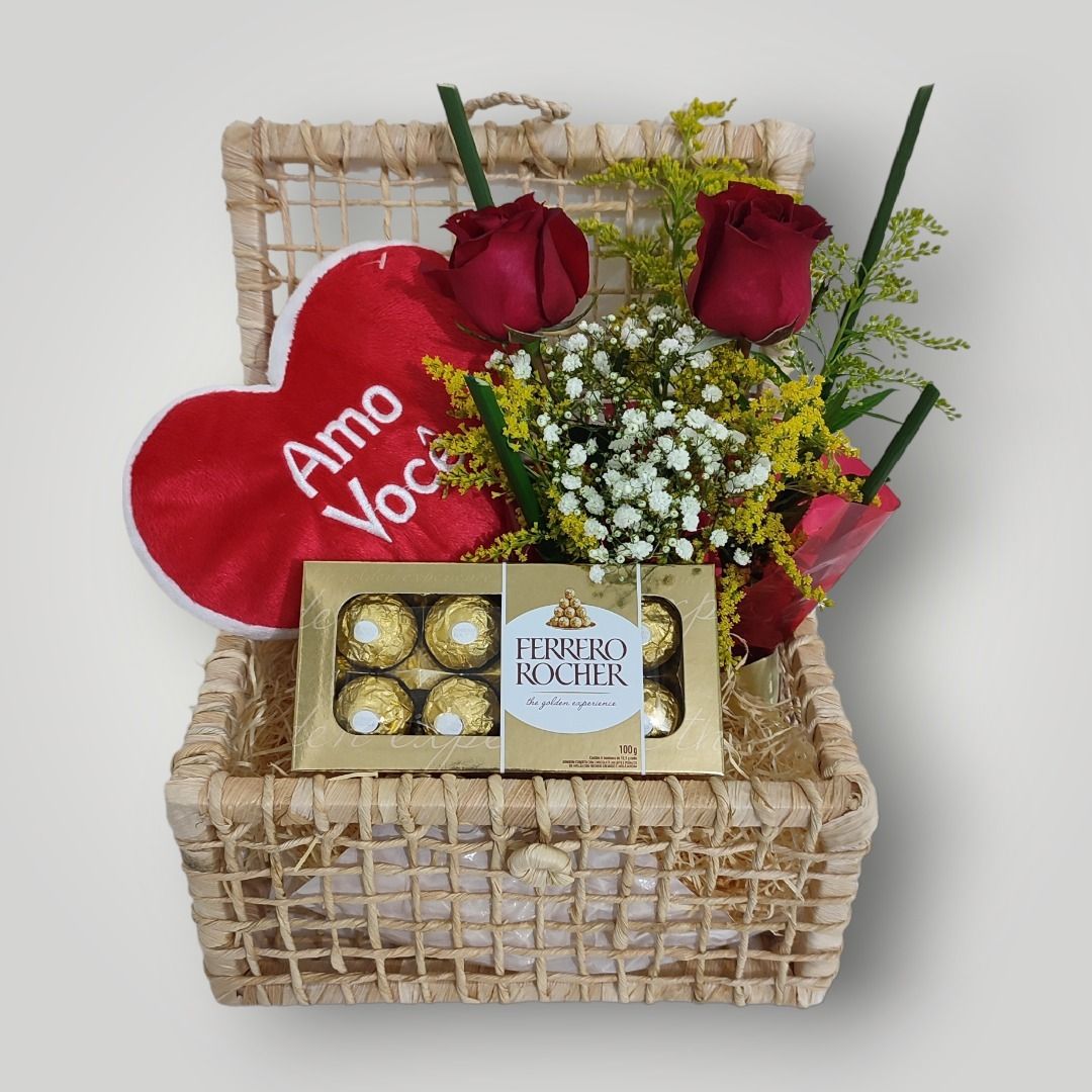Baú de Palha com Rosas, Coração e Ferrero Rocher