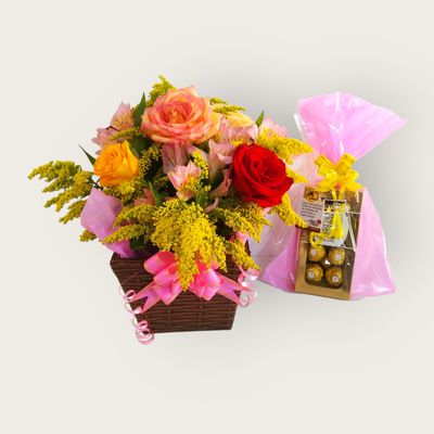 Arranjo de Mesa com Rosas Coloridas e Ferrero Rocher