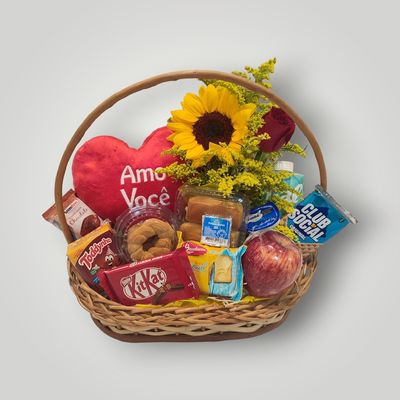 Mix de Café com Rosa, Girassol e Coração na Cesta de Vime