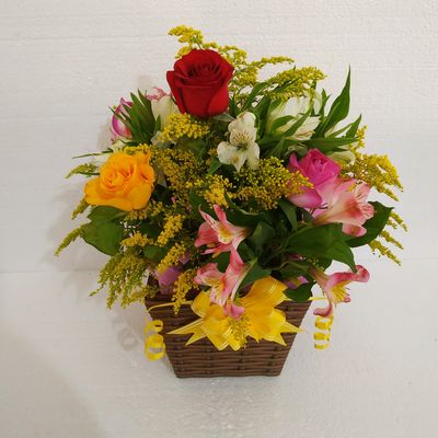 Arranjo de Mesa com Rosas Coloridas