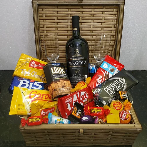 Baú com Chocolates, Vinho e Duas Taças
