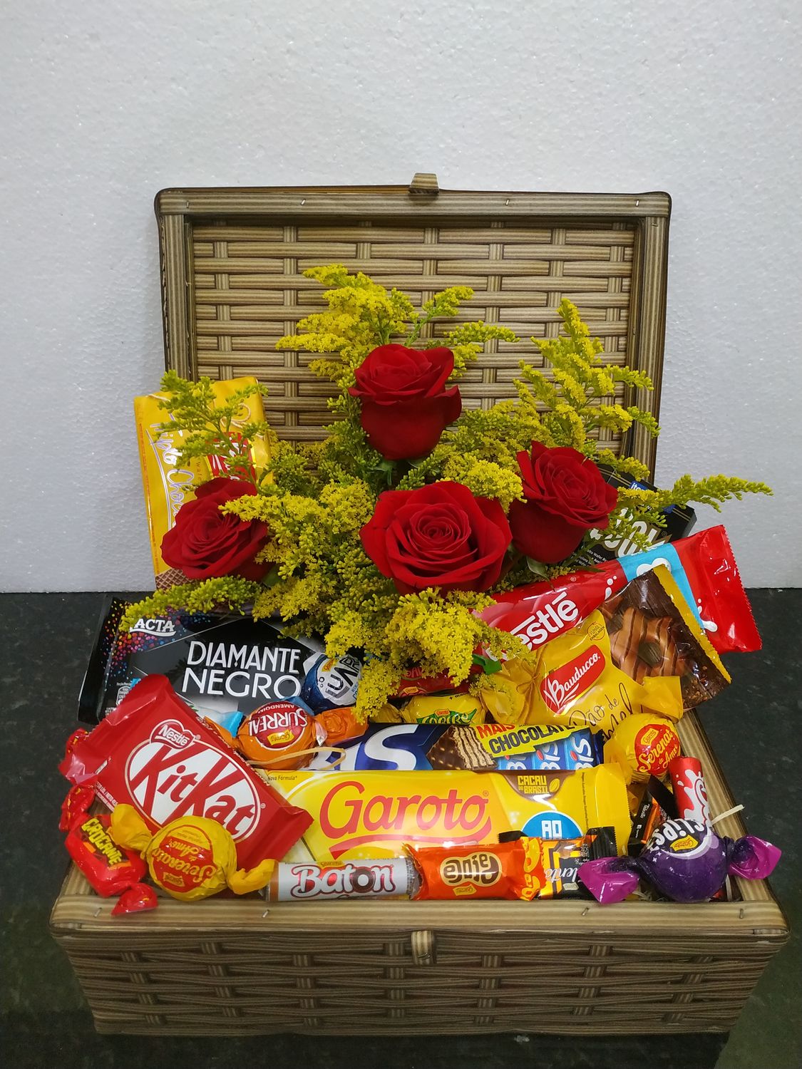 Baú com Rosas e Chocolates