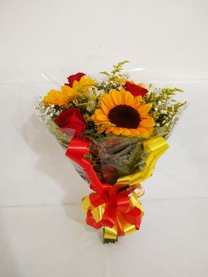 Buquê de Rosas Vermelhas e Girassóis