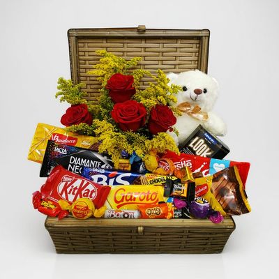 Baú com Rosas, Chocolates e Urso
