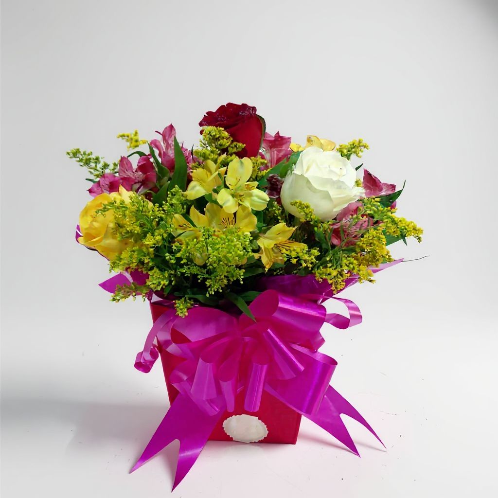 Arranjo de Mesa com Rosas Coloridas