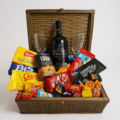 Baú com Chocolates, Vinho e Duas Taças