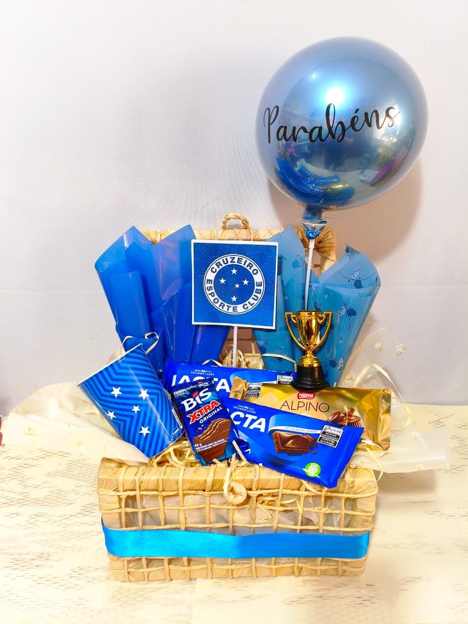 Cesta de Chocolates Azul Celeste - Cruzeiro + Balão de Aniversário