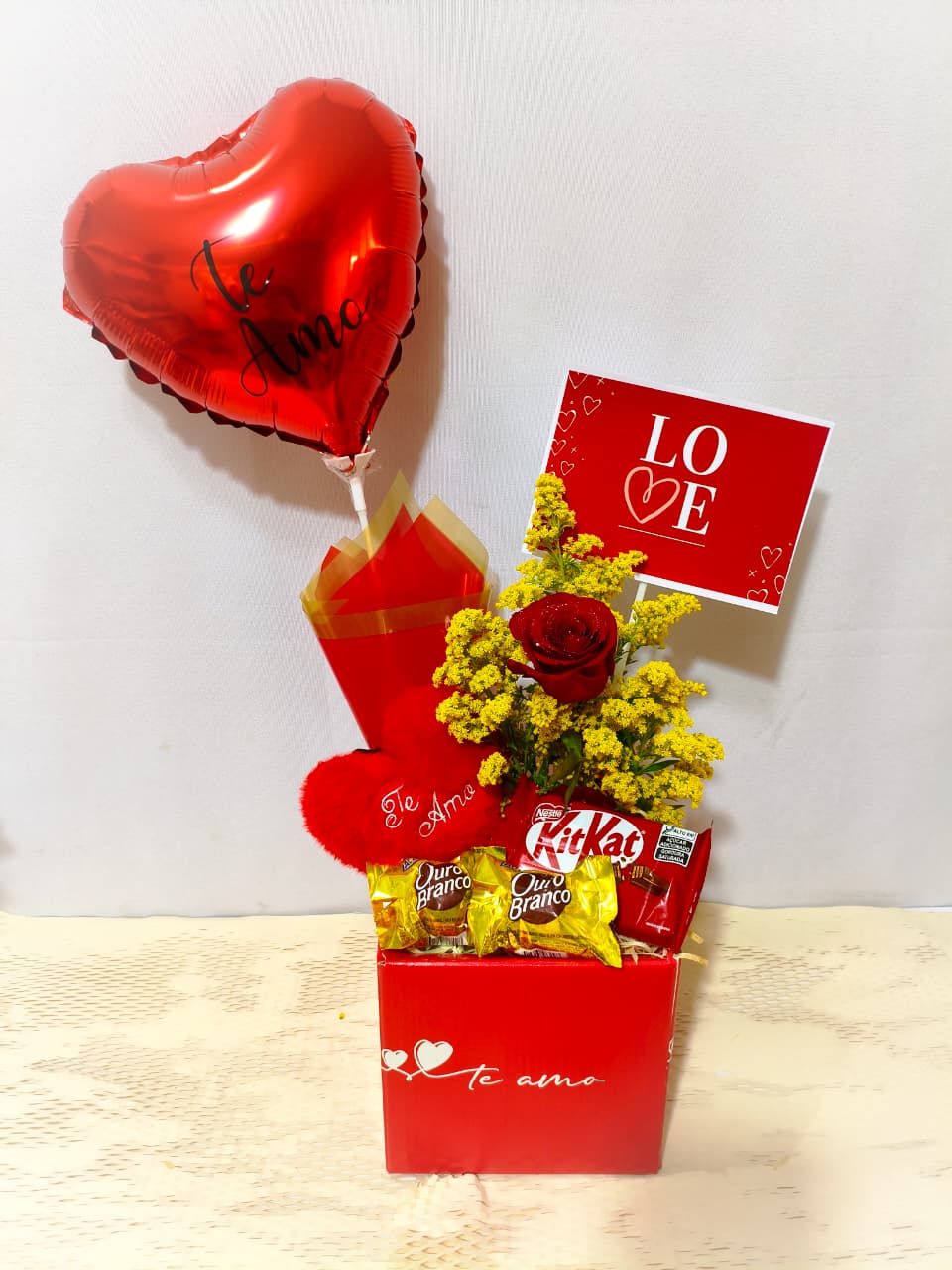 Cesta de Chocolates com Amor + Balão Te Amo