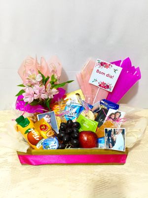 Cesta de Café Tradicional com Astromélias