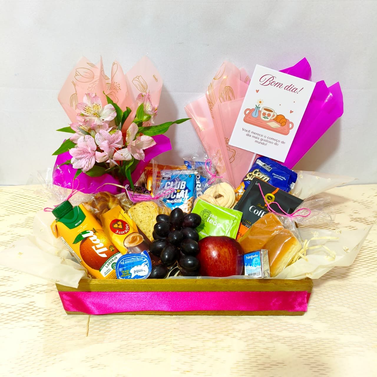 Cesta de Café Tradicional com Astromélias