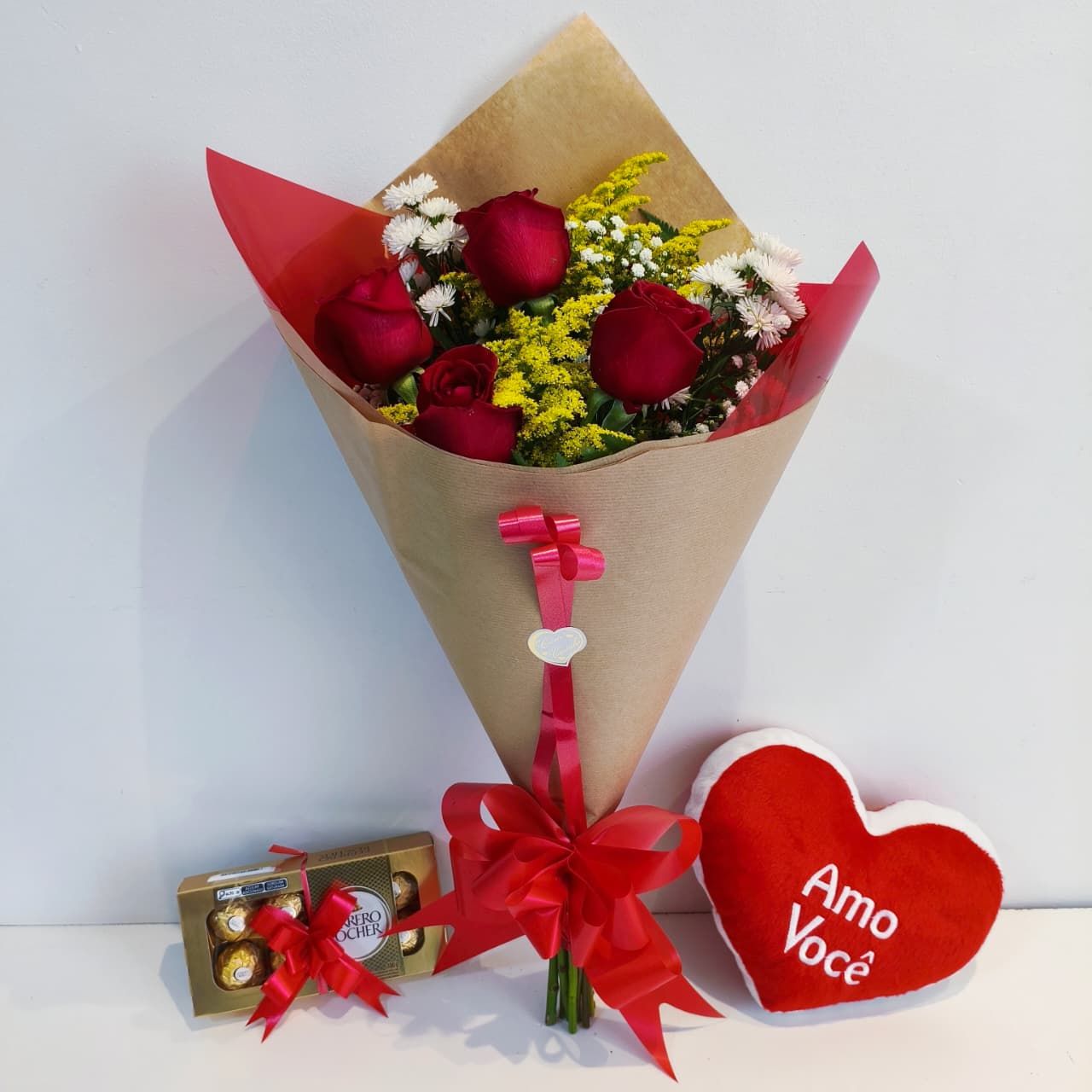 Buquê de Rosas Amore Mio + Coração e Ferrero Rocher
