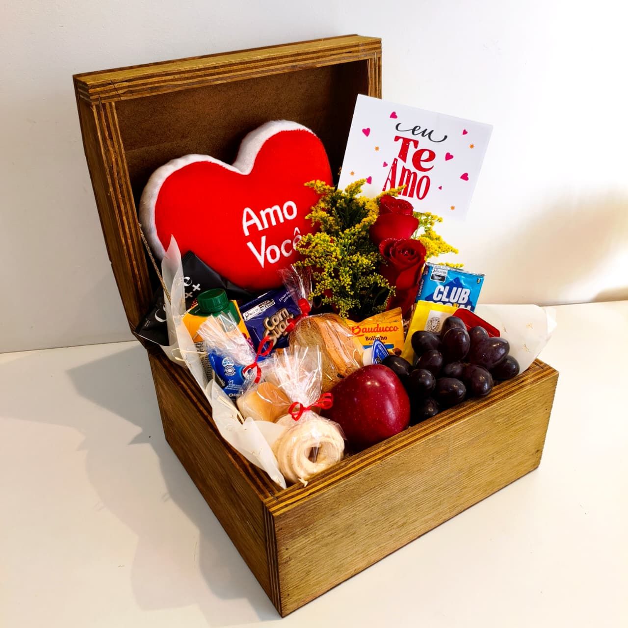 Baú de Café Tradicional com Rosas e Coração