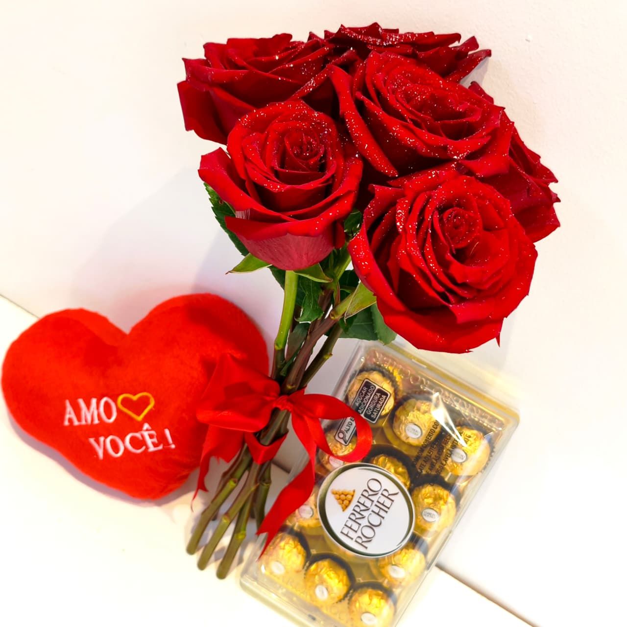 Buquê de Rosas Rubi + Coração e Ferrero Rocher